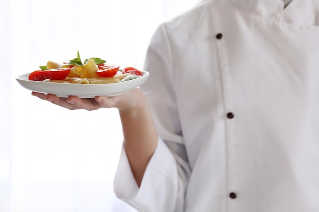 Ręka trzymająca talerz